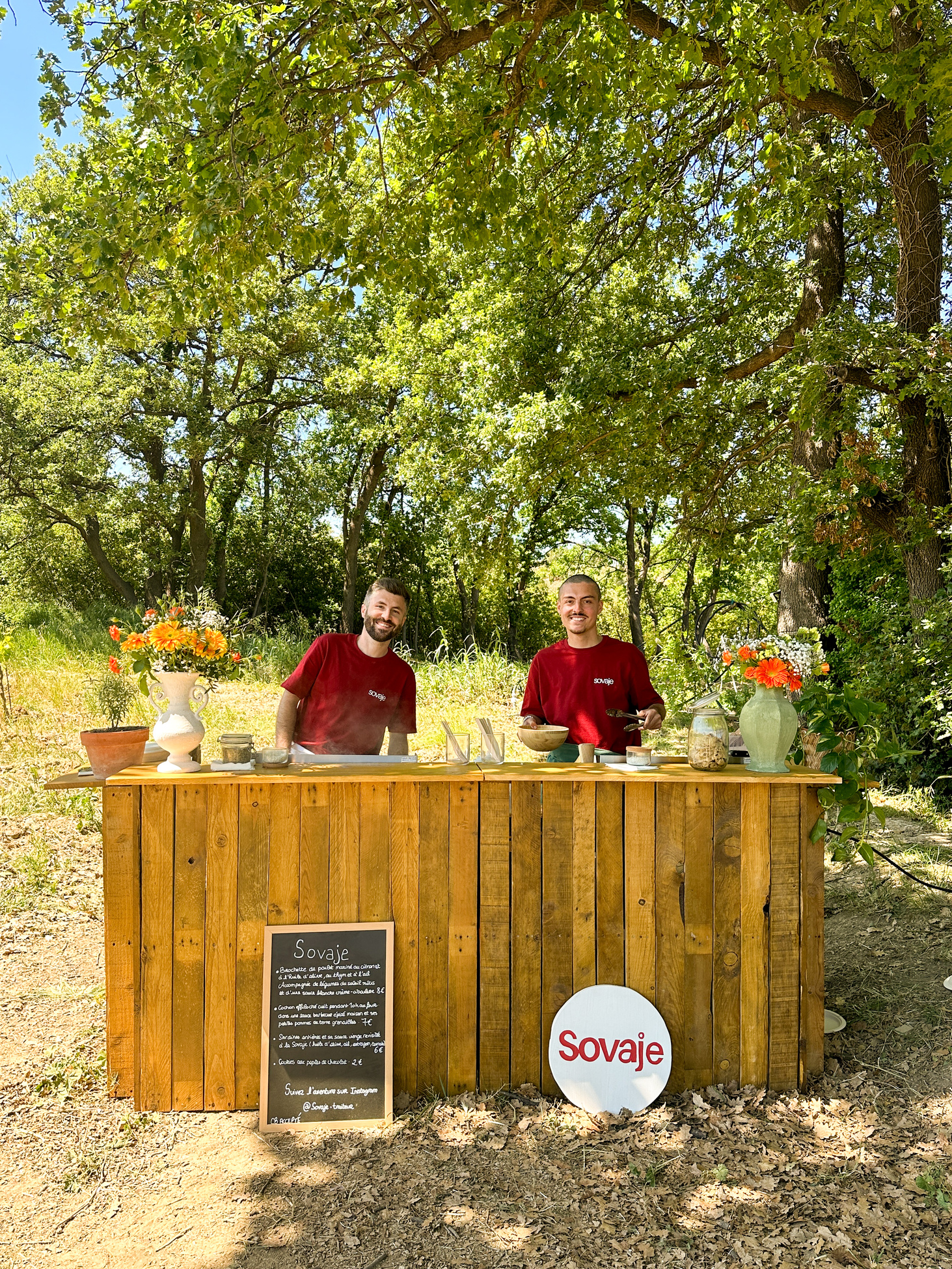 Laissez-vous séduire par notre expérience immersive, où nos chefs cuisinent sous vos yeux, créant un véritable show culinaire. Offrez à vos invités une expérience gustative unique avec Sovaje Traiteur. L’équipe Sovaje Traiteur crée une expérience de cuisine ouverte spécialement pour vous. Nous installons notre comptoir sur votre lieu de réception pour vous régaler avec du live cooking et partager notre passion pour la cuisine dans une ambiance conviviale.