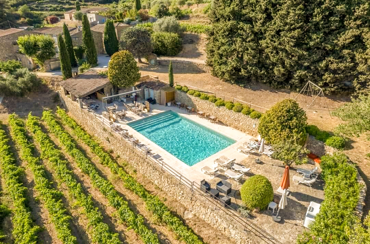 Image vu du dessus du restaurant Sovaje au domaine viticole Château Val d'Arenc, situé sur la commune du Beausset. Qui propose des brunch et des diners dans les vignes tous les jours de la semaine.